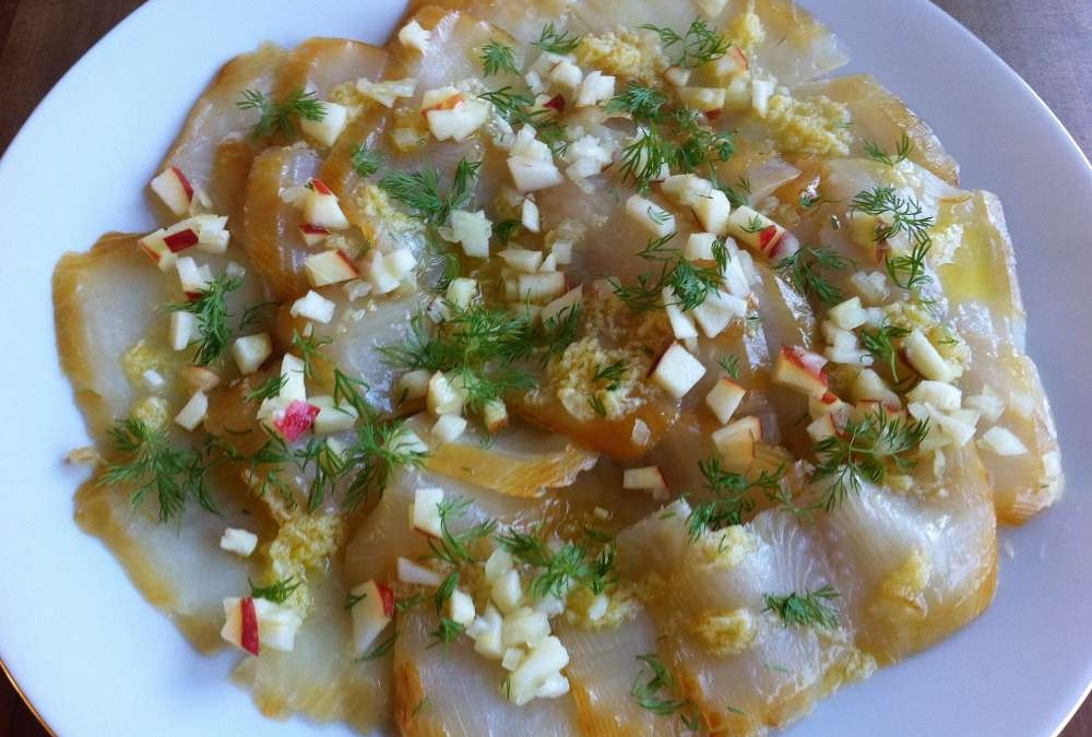 Røget hellefisk med æble- peberroddressing