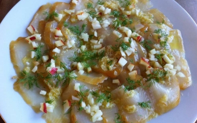 Røget hellefisk med æble- peberroddressing