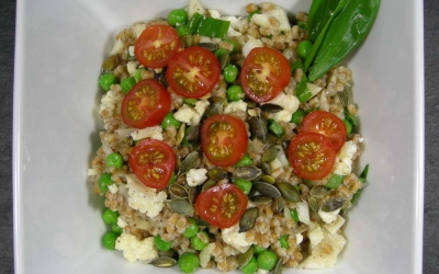 Hvedekernesalat med jordskokker, blomkål og tomat